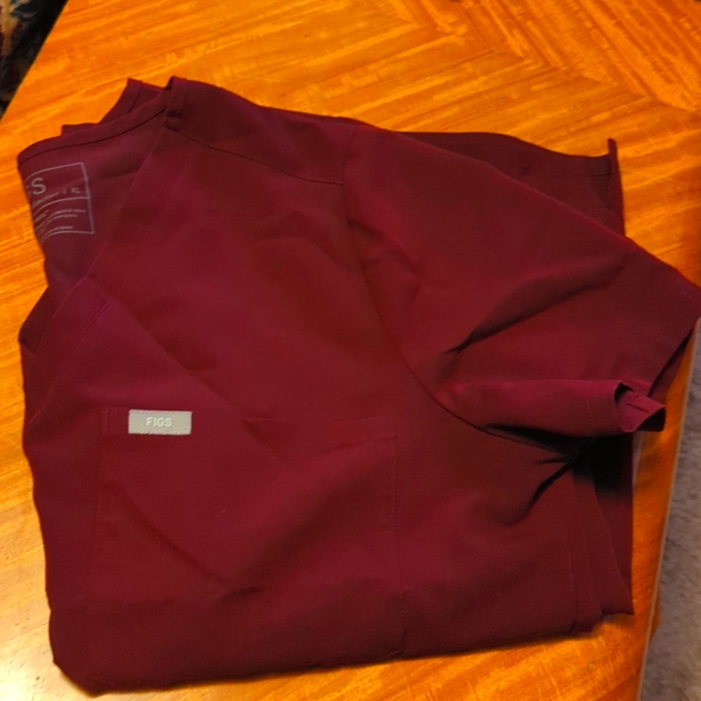 Wine colored figs scrub top XL